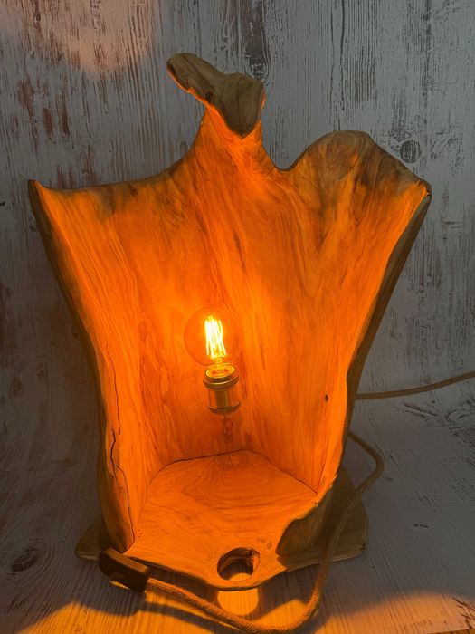 Lampa stojąca z naturalnego drewna.