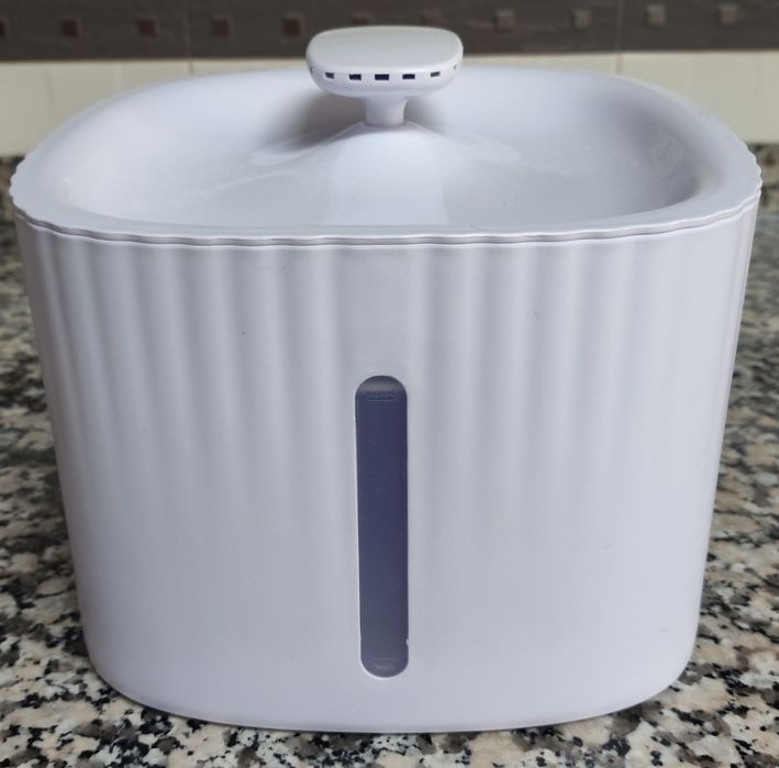 Fonte de água para animais nova