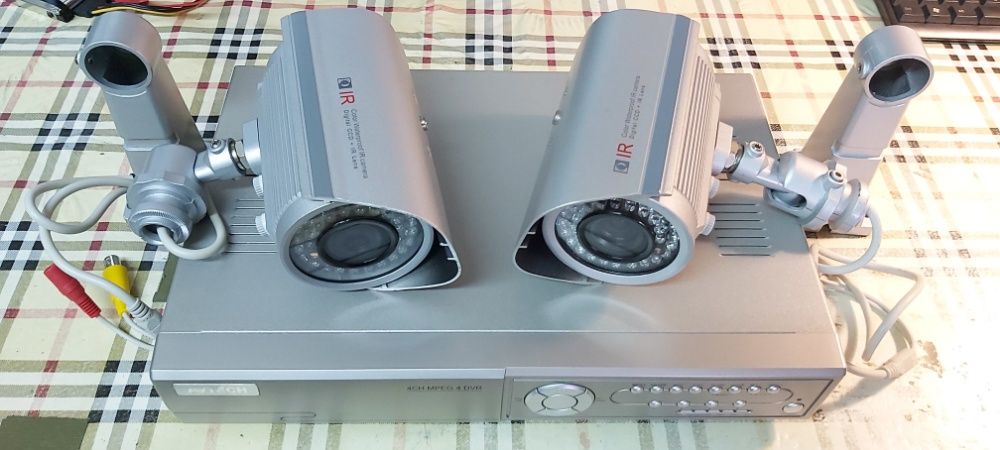 Conjunto de CCTC AVTECH AVC760ZAS 4Ch + 2 IR Câmaras Exteriores.