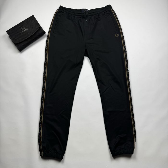 Спортивні штани Fred Perry на лампасах