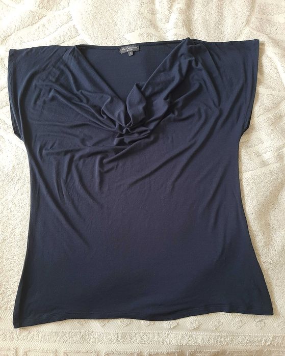 Красивая темно-синяя футболка с драпировкой