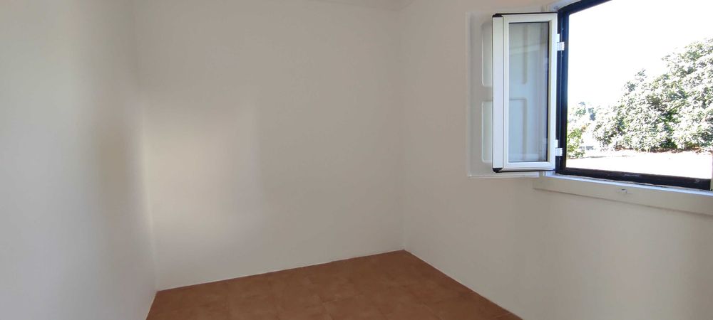 Arrenda-se moradia com dois quartos