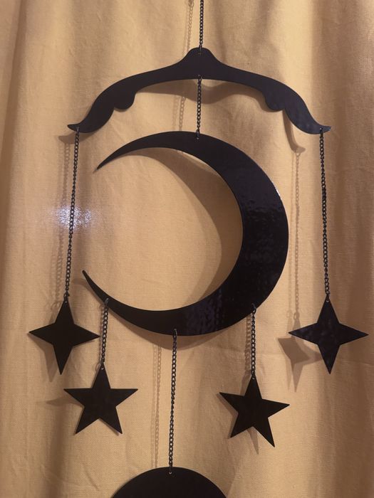 Wisząca dekoracja Killstar Cosmic projection czarna księżyc gwiazdy