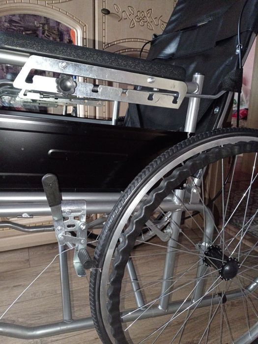 Інвалідний візок з високою спинкою та санітарним оснащення. Стан:новий