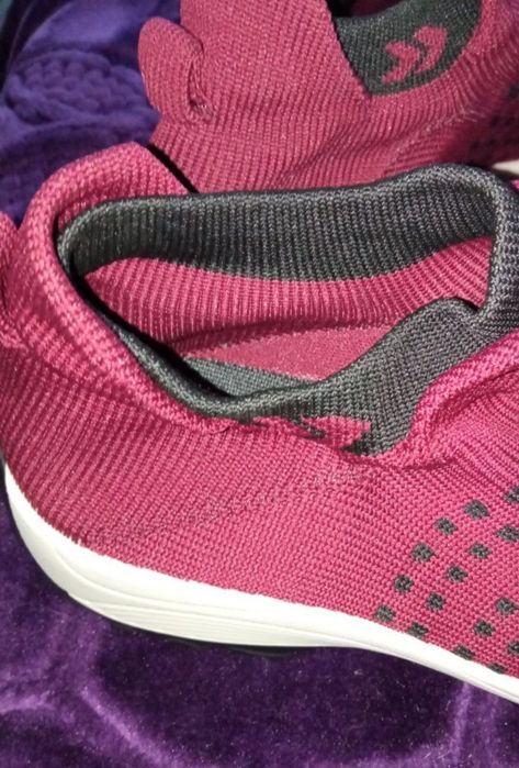 świetne wiśniowe buty ze skarpetą
