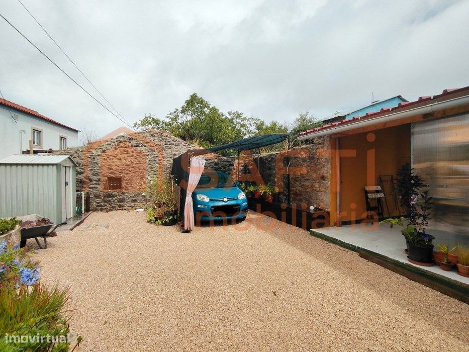 Moradia T3 Com Jardim, Oficina E Estacionamento.