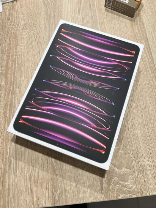Ipad Pro 11 (latest version) 128GB + клавиатура Logitech