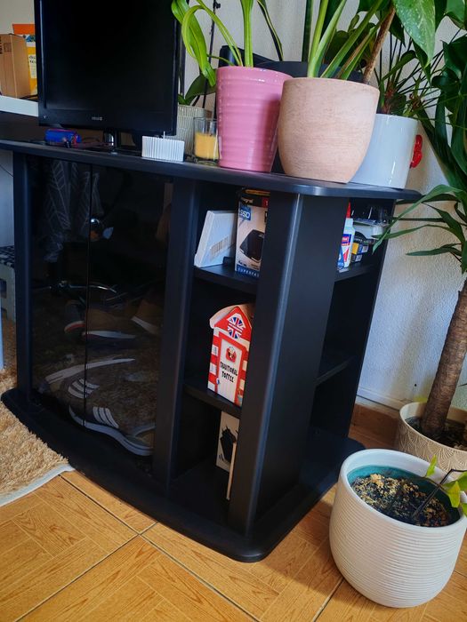 Móvel para TV com Portas de Vidro e Arrumação