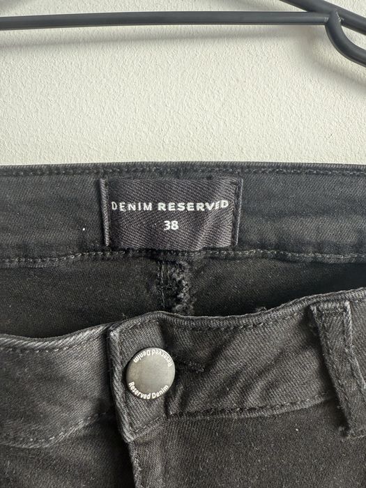 Czarne jeansy push up Reserved