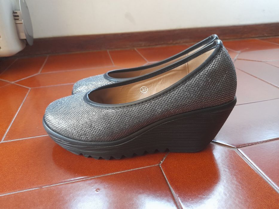 Sapatos prateados e pretos