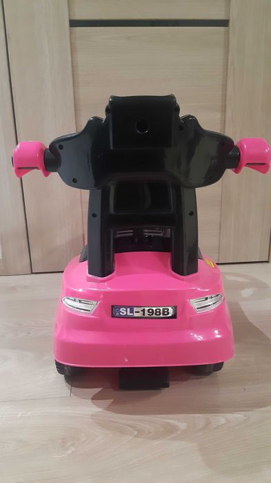 Pchacz jeździk Mercedes różowy