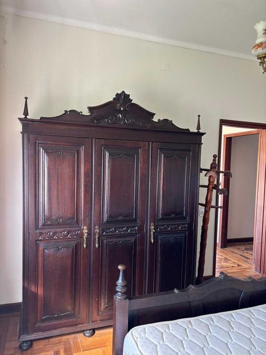 Quarto completo ,cama , guarda-roupa,mesas cabeceira, cadeiras
