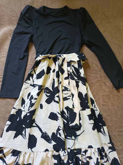 Sukienka z bufiastymi rękawami roz L/ XL.
