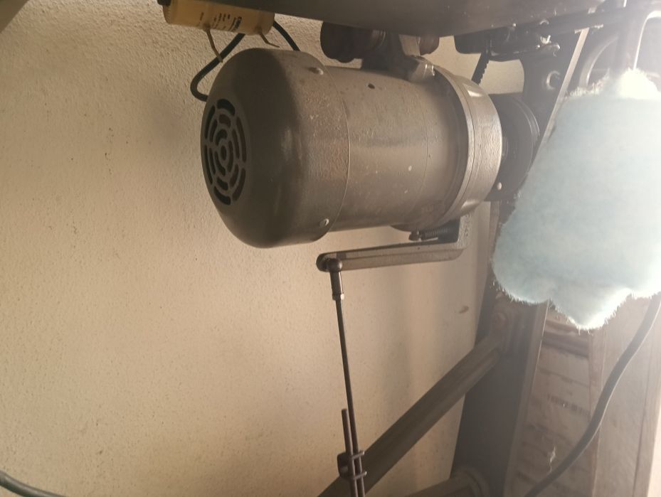 Máquina de Costura Industrial PFAFF – Revista por Técnico e a Funcionar a 100%