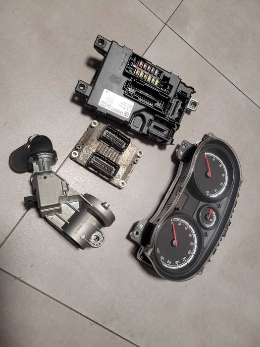 Zestaw startowy Opel Corsa 1.0 benzyna 60 KM 2007r 0261.208.939