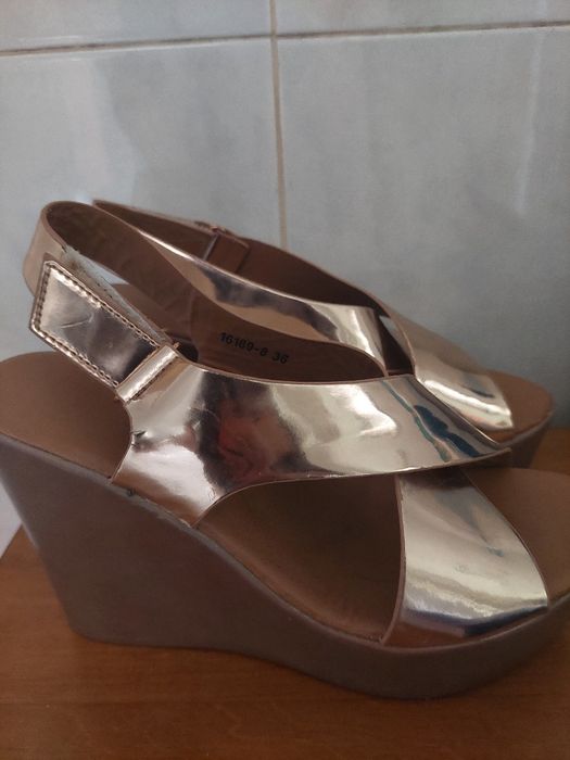 Sandalias com salto de cunha