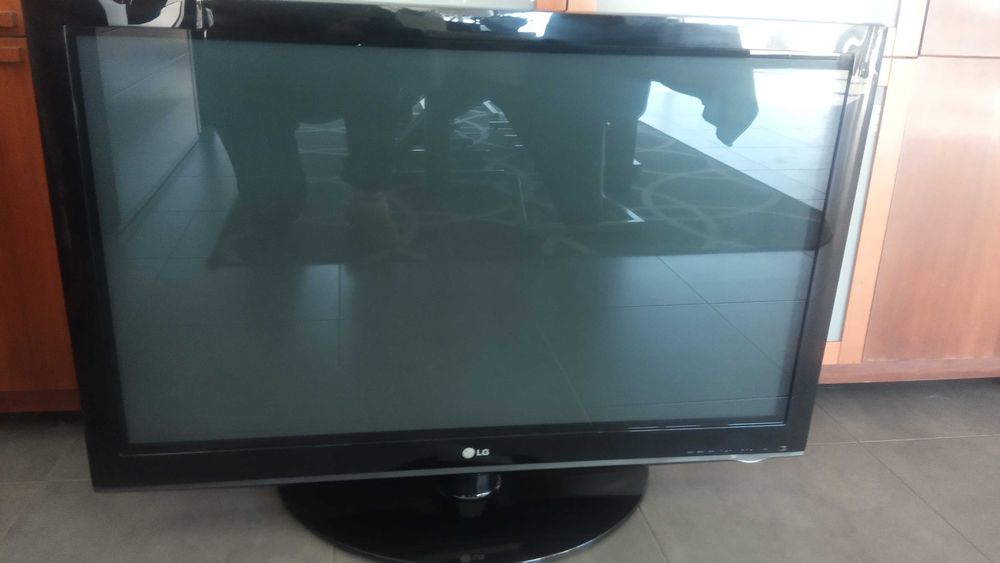 Sofá cama com oferta de TV LG 42" (108 cms)