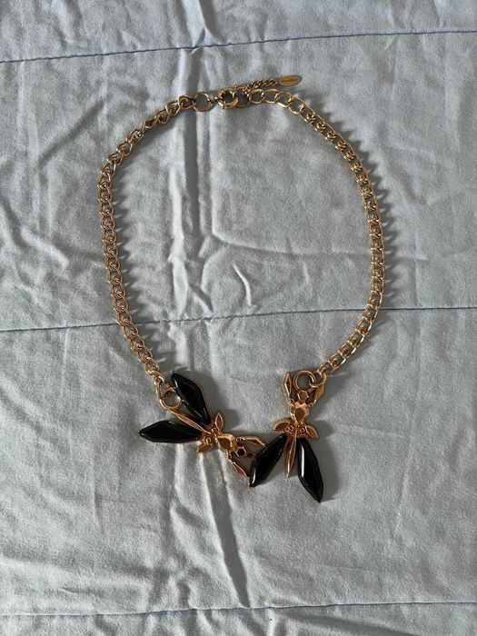 Colar dourado com insectos