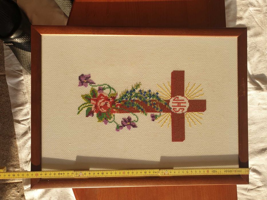 Quadro Decorativo com Cruz de Cristo Rendilhada – Moldura Clássica – Muito Bom Estado