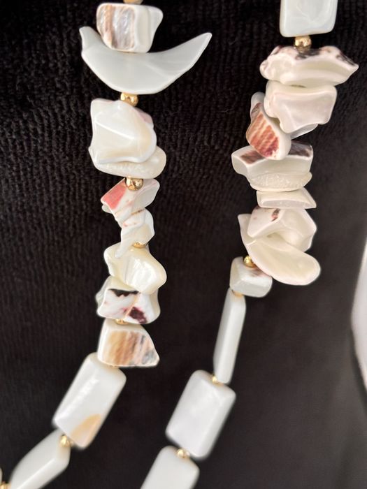 Colar com pedras brancas.