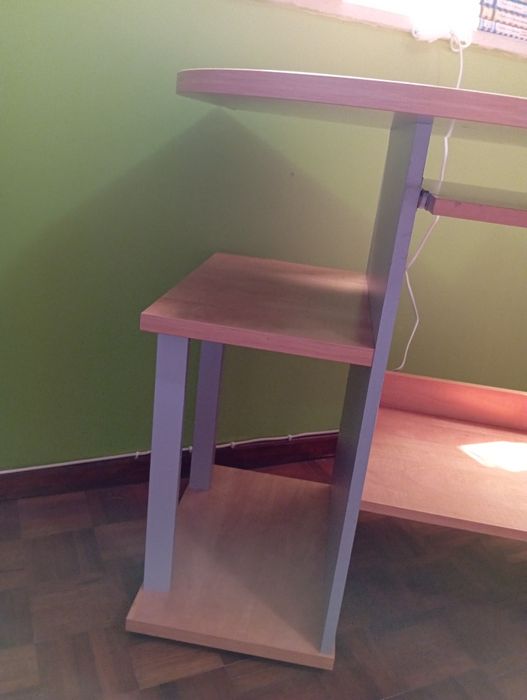 Secretária com arrumação