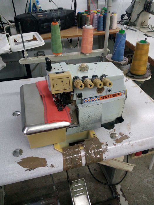 maquina de costura corta e cose siruba