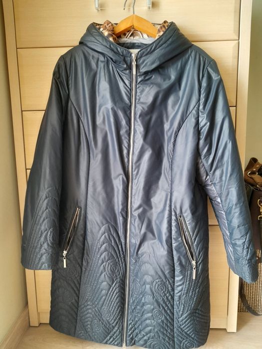 Красива, комфортна жіноча куртка.