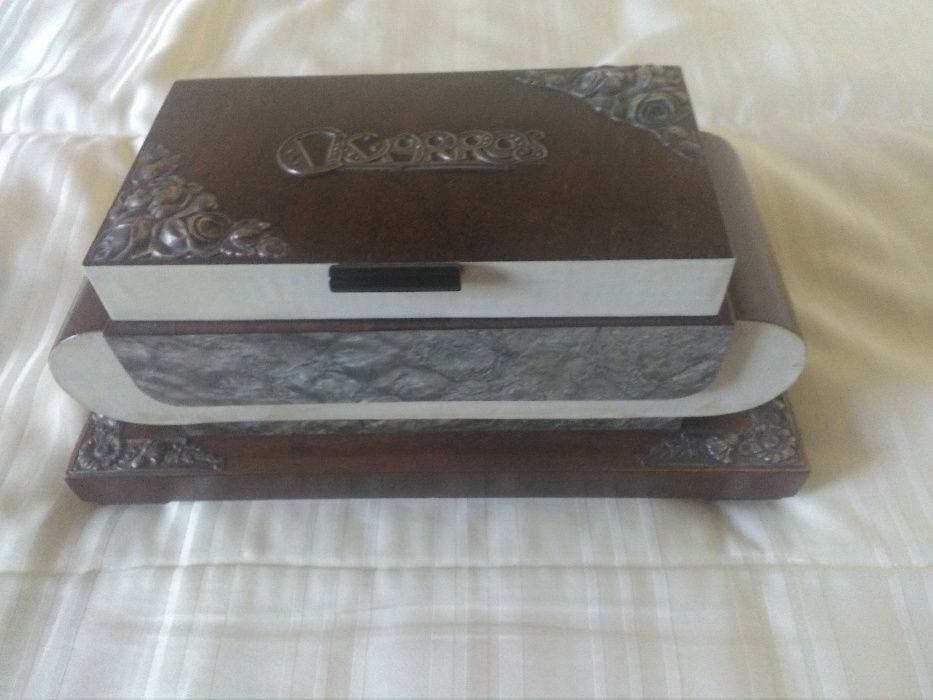 Caixa para guardar cigarros com aplicações em metal