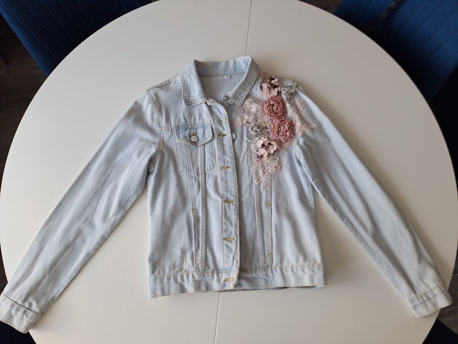 Kurtka jeansowa z aplikacją 3D