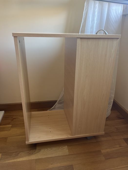Mesa de cabeceira/apoio com rodas