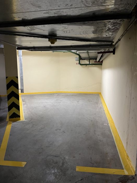 Продам паркомісце Срібнокільська,1