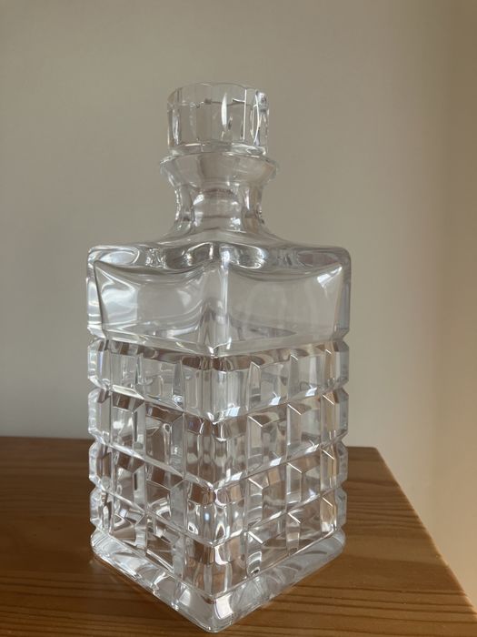 Vista alegre garrafas e balde para gelo