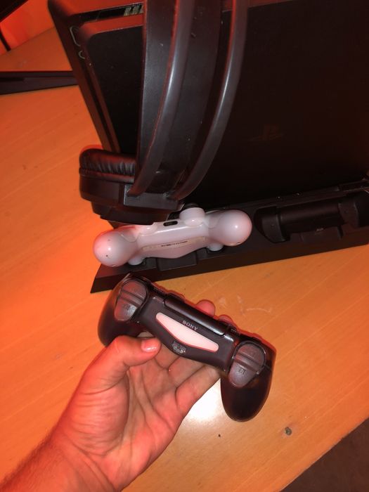 Playstation 4 de 500gb+2 comandos+1 suporte e fones.