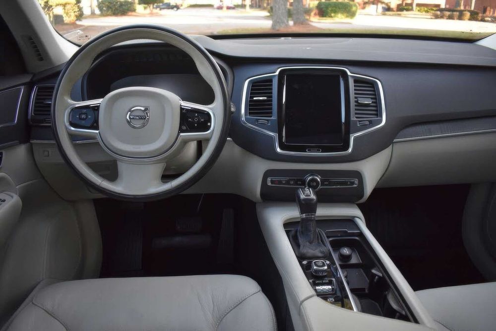 Volvo XC90 T6 Momentum 7-Passenger      2020