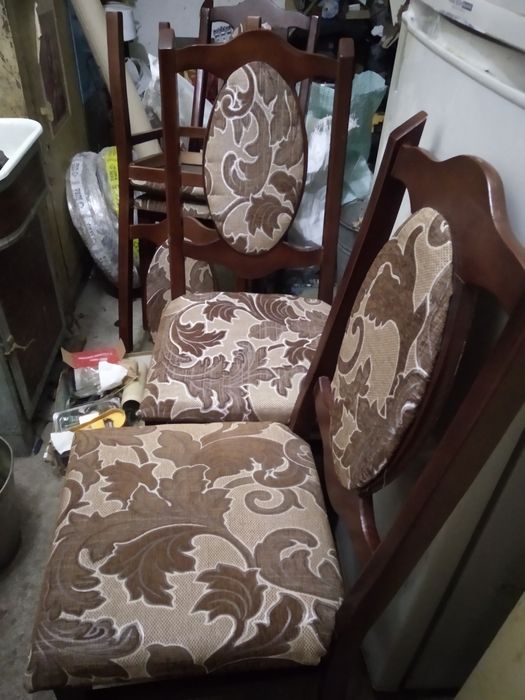 Стулья почти новие