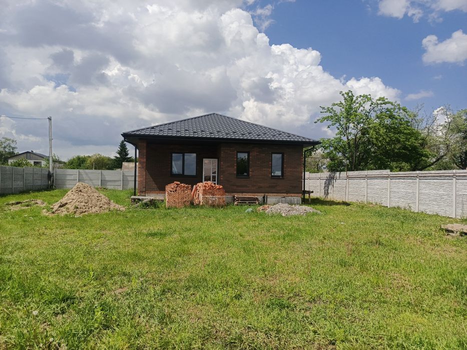 Будинок в передмісті з великою земельною ділянкою, чистовий