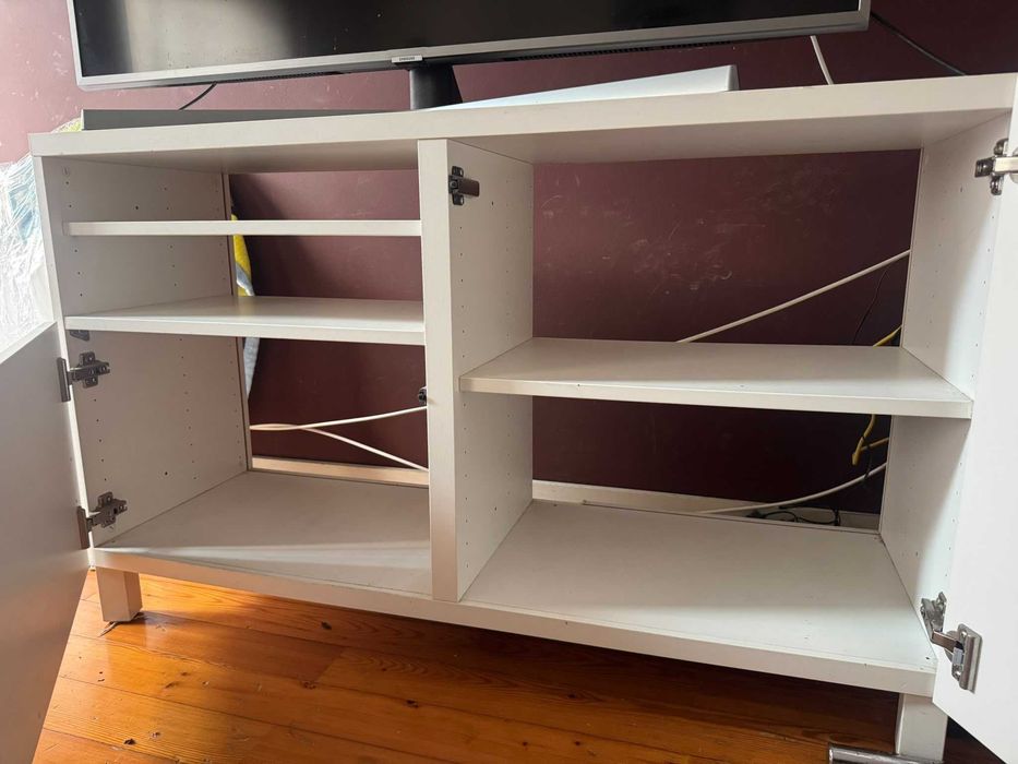 Móvel de TV branco com arrumação