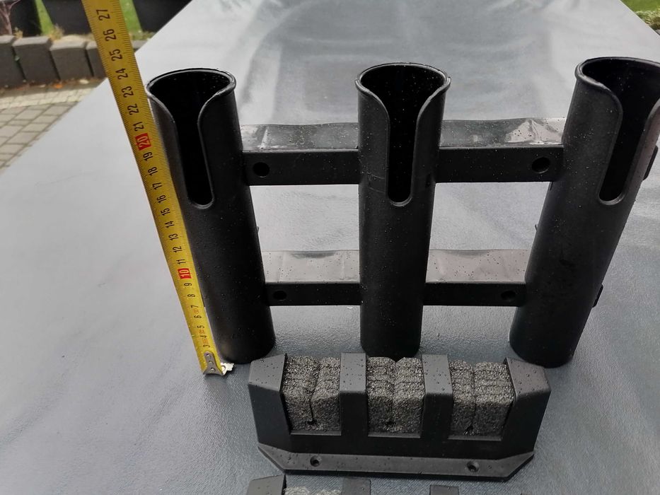 Uchwyty do mocowania wędek na łodzi czy ścianie.