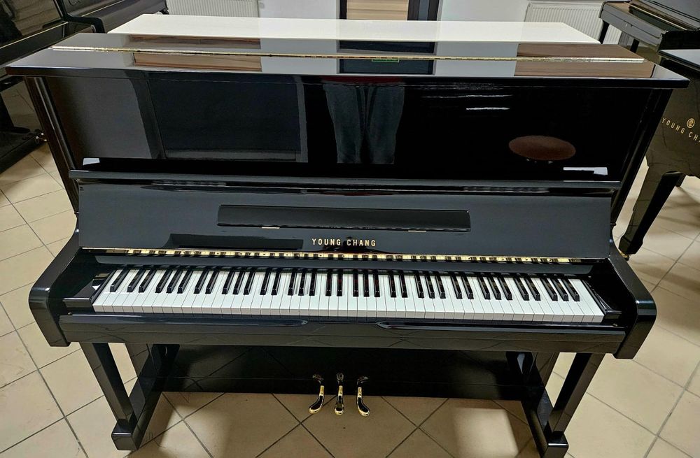Pianino Young Chang 121cm czarne na wysoki połysk  Stan  perfekcyjny