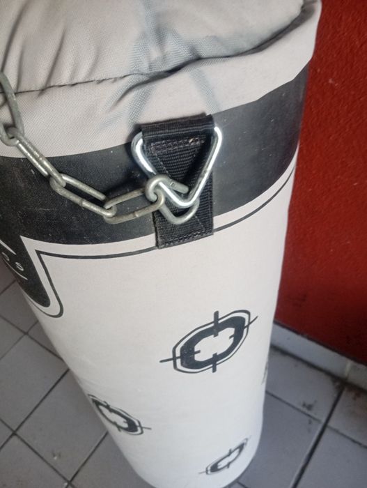 Saco de boxe cinzento