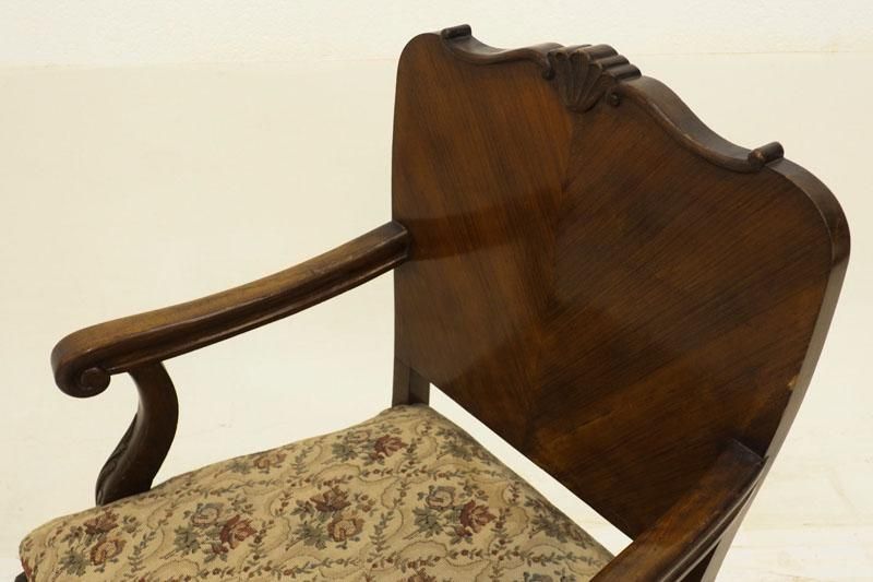 Cadeira pintada dourada