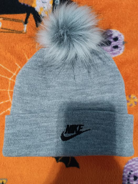 Czapka zimowa szara futrzany pompon