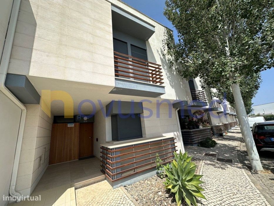 Villa V3+2 in a row within a condominium with swimming pool and garage