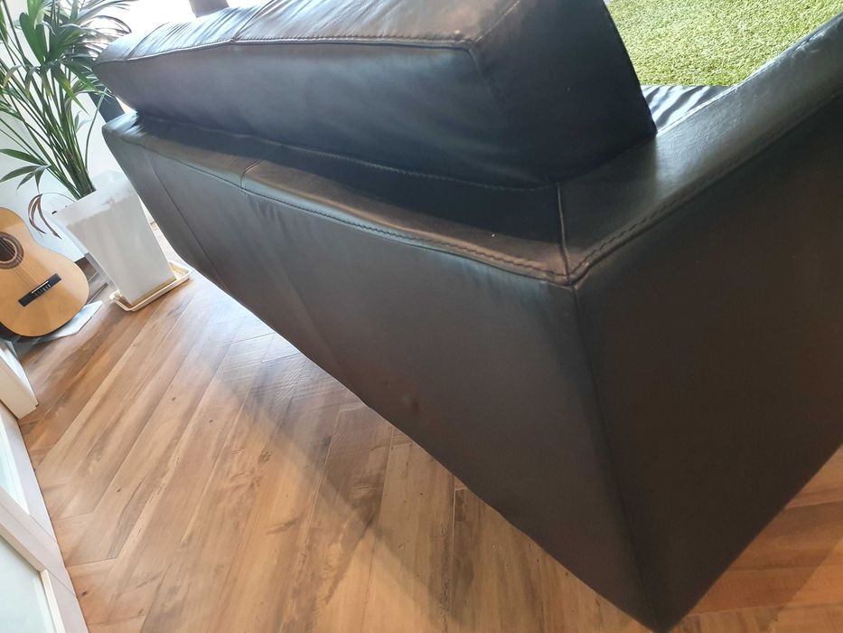 Sofá em pele preto