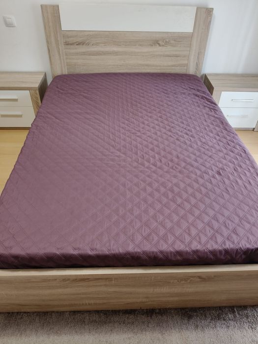 Cama de casal e mesinhas de cabeceira