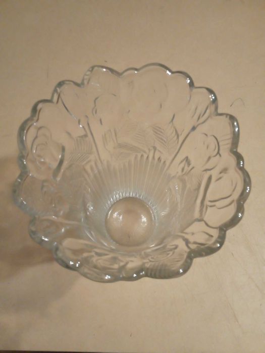 Jarra em vidro, com rosas e folhas em relevo, usada