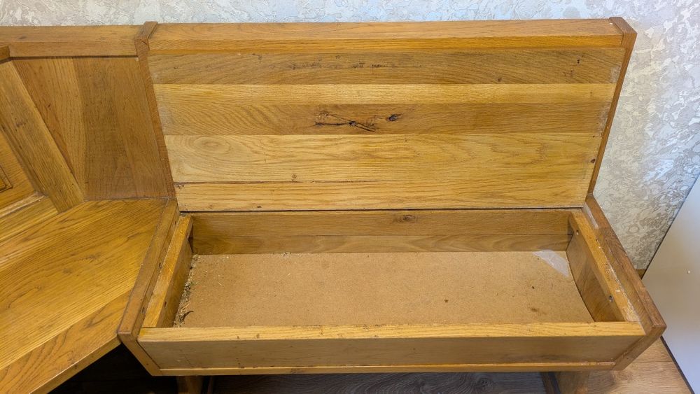 Кухонний куточок з натурального дерева, міцний, у хорошому стані