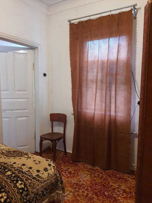 Продам будинок біля озера із земельною ділянкою (центр)