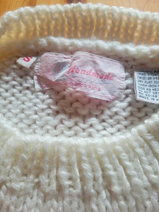 Biały sweter z pastelowym wzorem