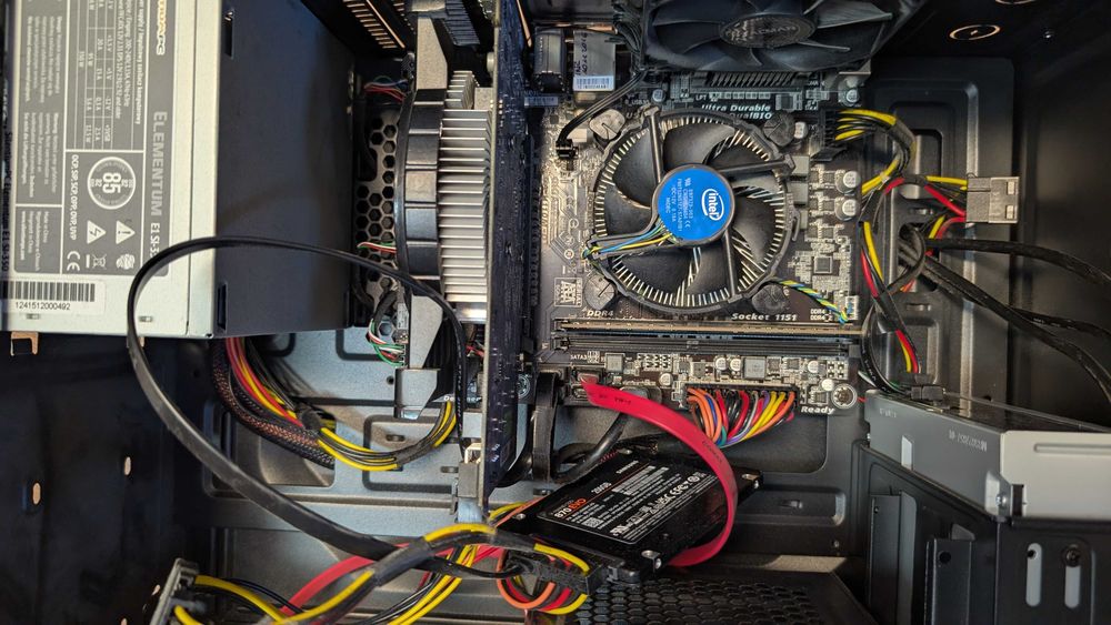 **Komputer stacjonarny i5-6400 | RADEON HD 7700 | 8GB RAM | SSD 250GB+HDD**